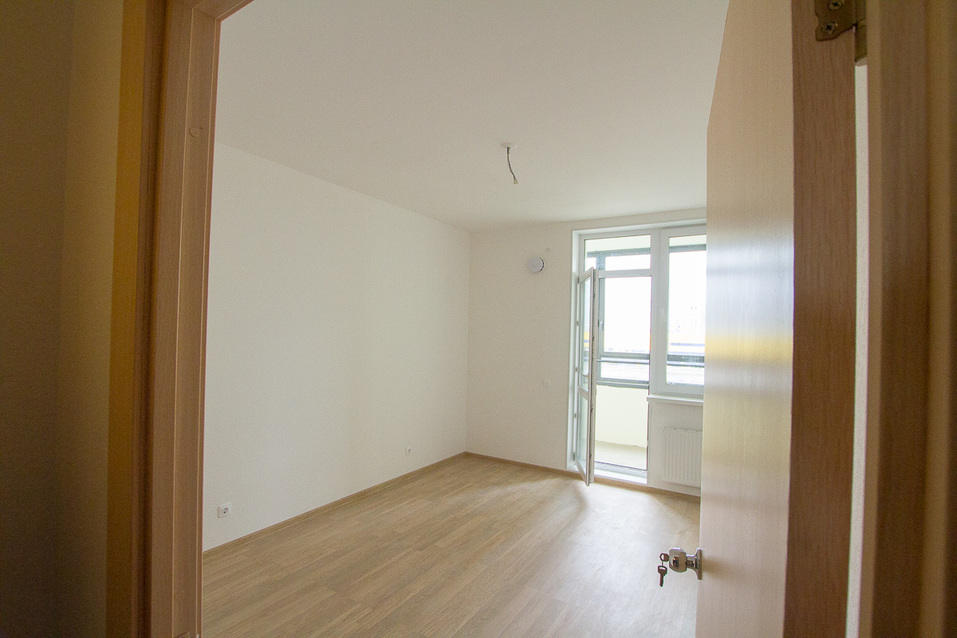 Открытая дверь в комнату в новостройке Открытая дверь в комнату в новостройке