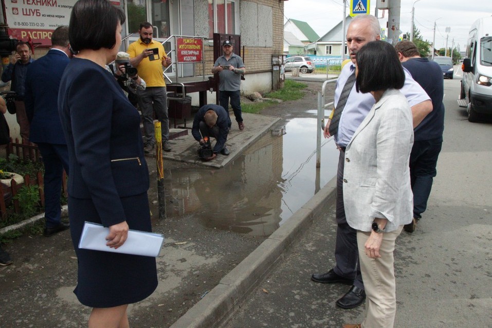 «Делали? Ну ещё раз сделайте!»: как прошла первая прогулка и.о. главы Челябинска 2 «Делали? Ну ещё раз сделайте!»: как прошла первая прогулка и.о. главы Челябинска 2