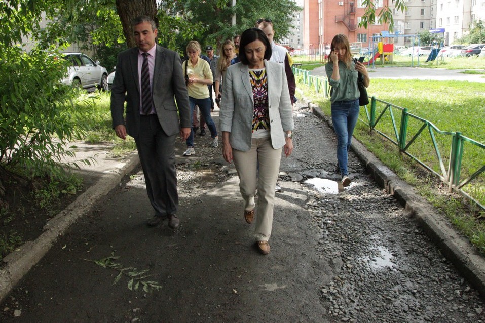 «Делали? Ну ещё раз сделайте!»: как прошла первая прогулка и.о. главы Челябинска 3 «Делали? Ну ещё раз сделайте!»: как прошла первая прогулка и.о. главы Челябинска 3