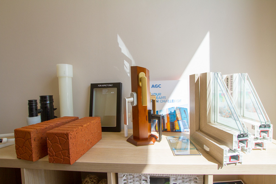 Застройщик возводит дома из кирпича. Образцы оконных профилей, ручек дверей и материалов, который используются при строительстве можно посмотреть в отделе продаж. Застройщик возводит дома из кирпича. Образцы оконных профилей, ручек дверей и материалов, который используются при строительстве можно посмотреть в отделе продаж.