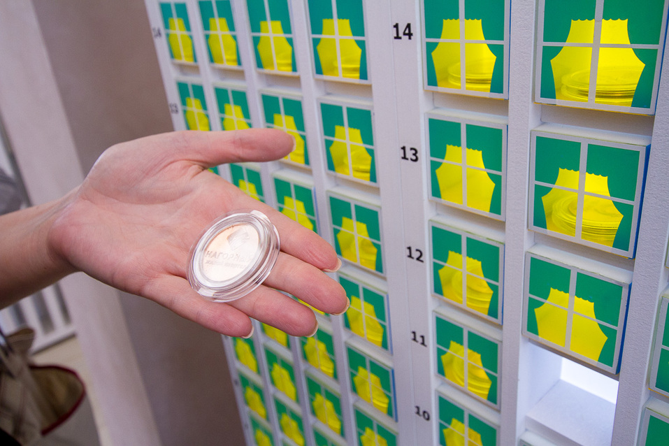 Каждый покупатель квартиры получает при покупке памятную медную монету. Каждый покупатель квартиры получает при покупке памятную медную монету.