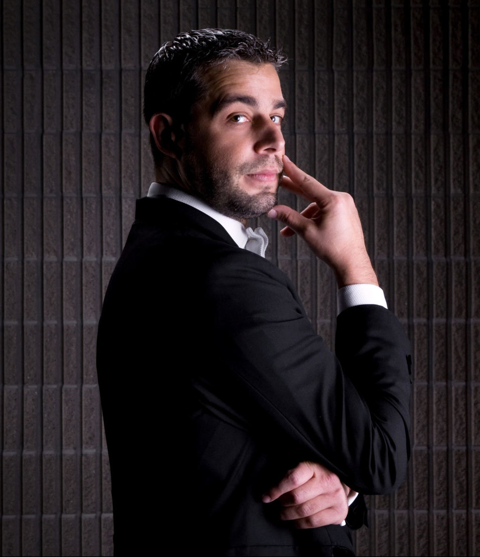 Дирижер миланского оркестра «Ла Верди» Ядер Биньямиини Дирижер миланского оркестра «Ла Верди» Ядер Биньямиини