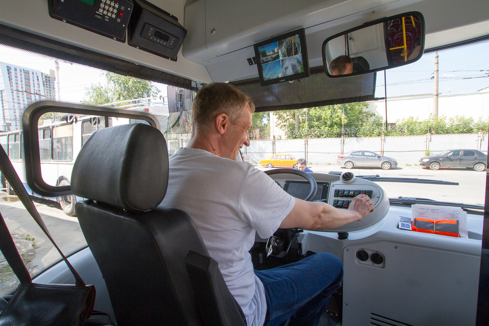 Водитель в электробусе Водитель в электробусе