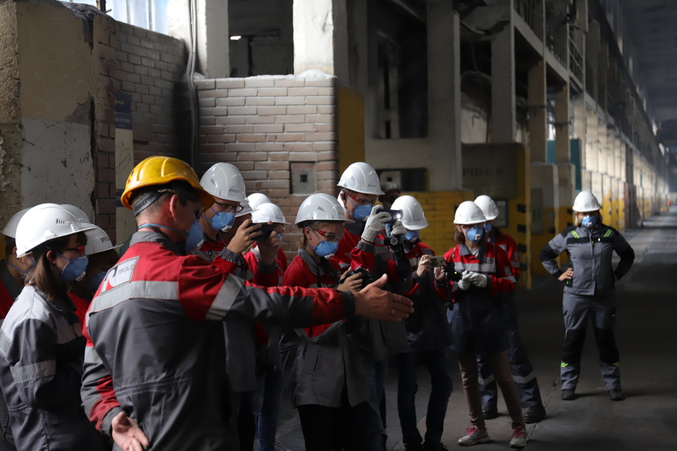 «Почувствуй себя индустриальным фотографом» — на КрАЗе прошёл мастер-класс по фотографии 12 «Почувствуй себя индустриальным фотографом» — на КрАЗе прошёл мастер-класс по фотографии 12