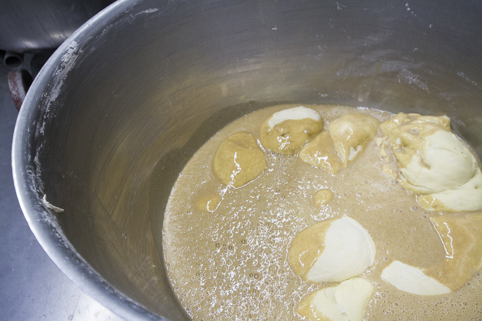 Закваска смешивается с выброженным тестом Закваска смешивается с выброженным тестом