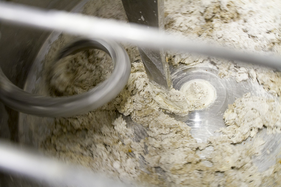 Тесто вымешивается в тестомесе Тесто вымешивается в тестомесе