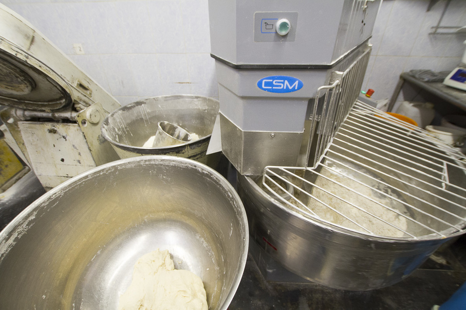 Процесс замешивания теста Процесс замешивания теста