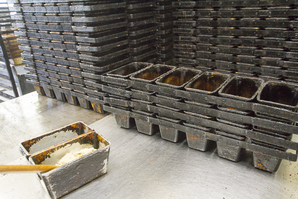 Тесто раскладывается в форму Тесто раскладывается в форму