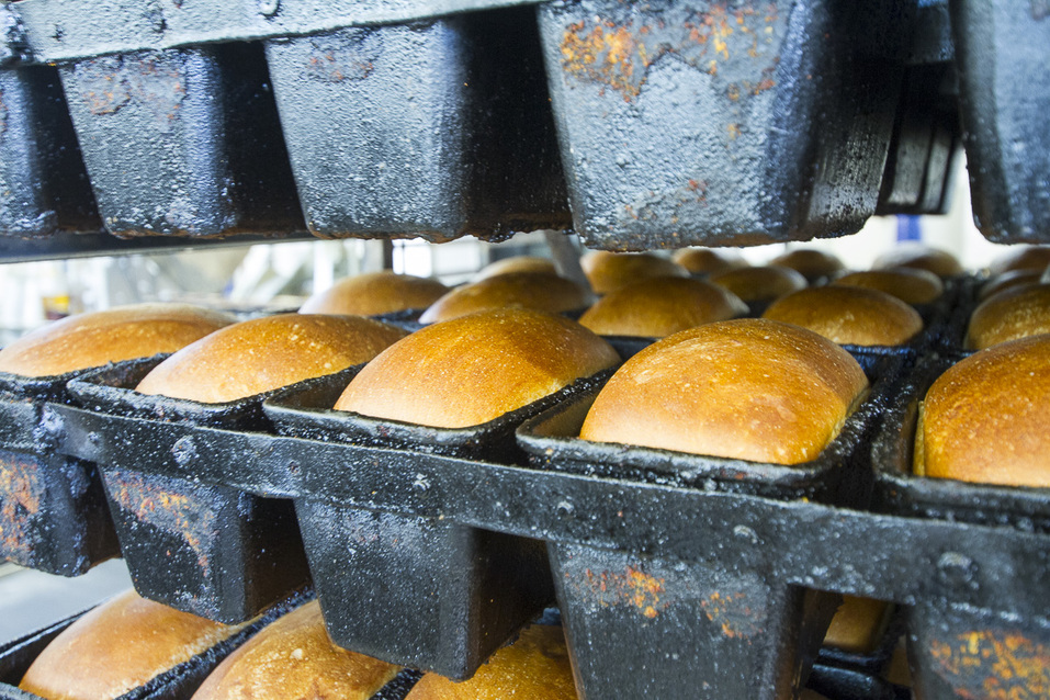 Хлеб выходит из печи глянцевым Хлеб выходит из печи глянцевым