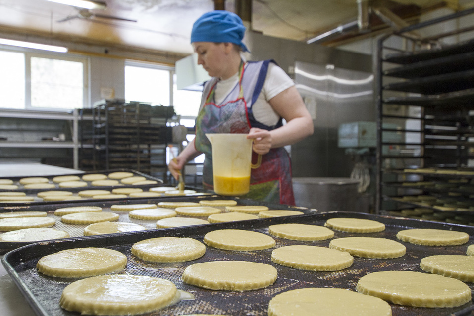 В кондитерском цехе - ручная работа В кондитерском цехе - ручная работа