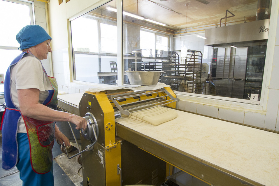 Прокатка слоеного теста Прокатка слоеного теста