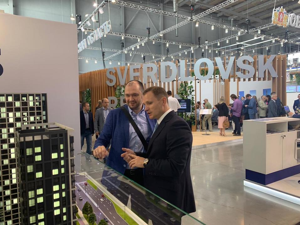 Плюс — богатые клиенты, минусы — паркинг и паранойя из-за Путина. Бизнес — о выставках 2 Плюс — богатые клиенты, минусы — паркинг и паранойя из-за Путина. Бизнес — о выставках 2