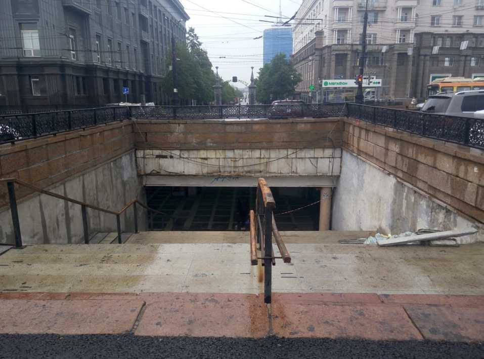 Переходы на площади Революции возмущают всех: от Льва Владова до Алексея Текслера Переходы на площади Революции возмущают всех: от Льва Владова до Алексея Текслера