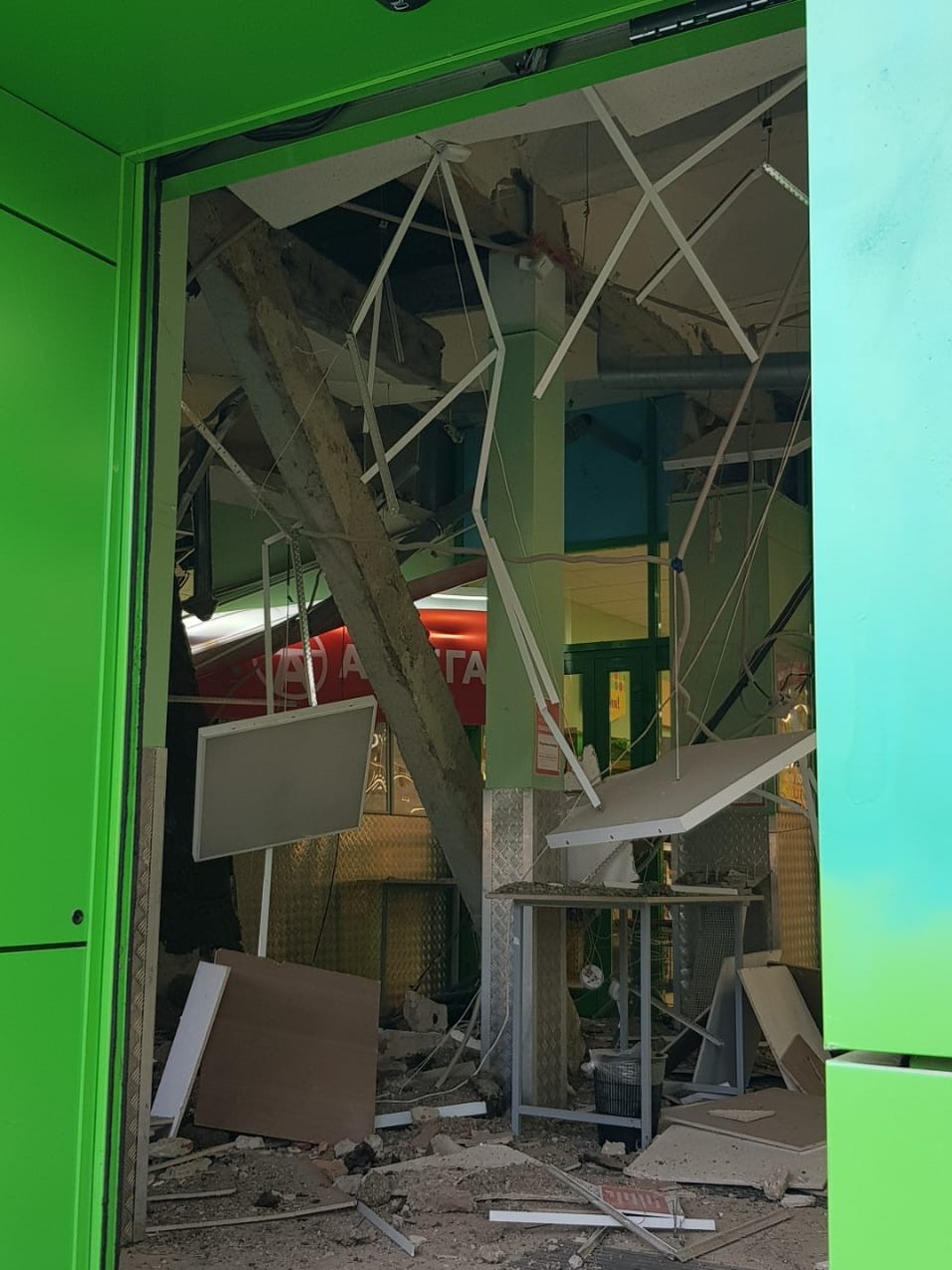 В здании «Пятёрочки» на северо-западе Челябинска обвалилась крыша
1 В здании «Пятёрочки» на северо-западе Челябинска обвалилась крыша
1