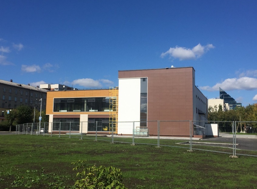 Автоцентр на Большакова-8 Марта построили в 2018 г. Автоцентр на Большакова-8 Марта построили в 2018 г.