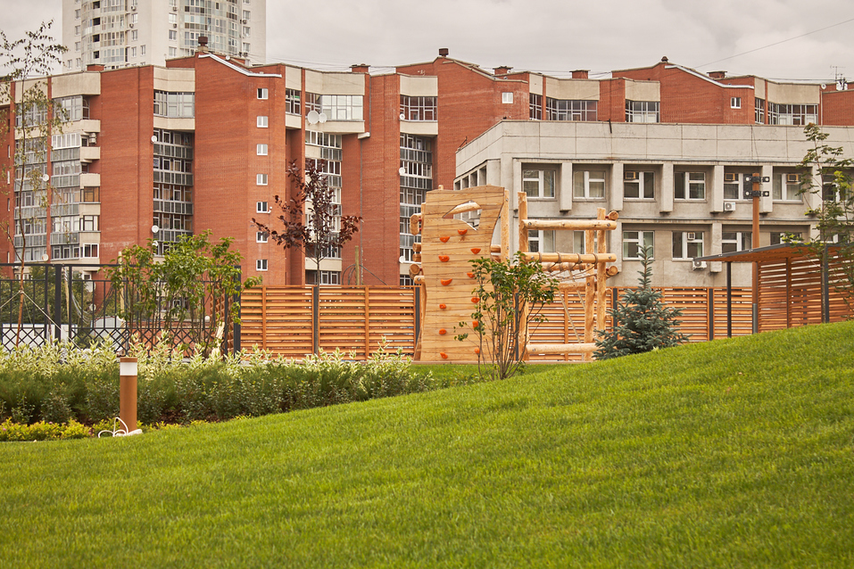 Во дворе дома Элит ЖК Макаровский благоустроено максимальное количество зеленых зон, где высажены растения, характерные для уральской природы. Во дворе дома Элит ЖК Макаровский благоустроено максимальное количество зеленых зон, где высажены растения, характерные для уральской природы.