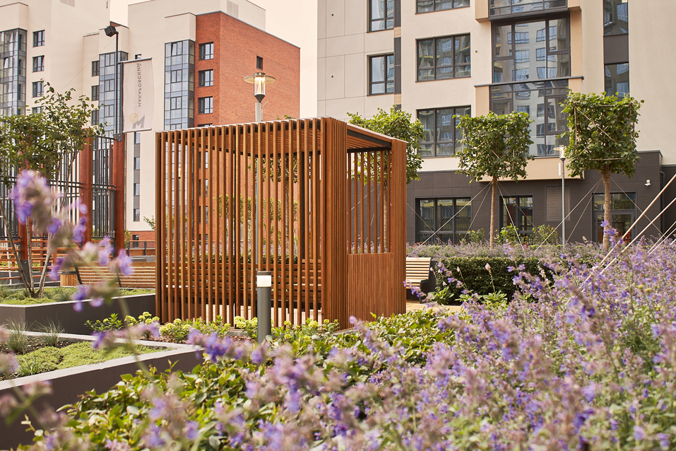 Беседки во дворе домов бизнес-класса ЖК Макаровский выполнены из натурального дерева Беседки во дворе домов бизнес-класса ЖК Макаровский выполнены из натурального дерева