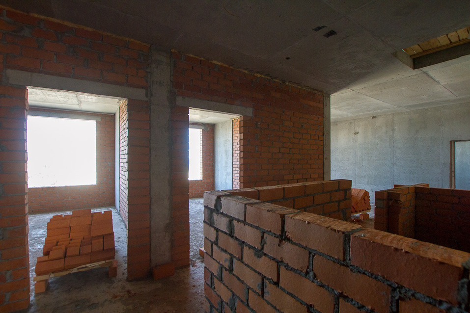 Внешние, межквартирные стены и перегородки выполнены из экологически чистого кирпича. Такие стены не промерзают, отлично держат в помещении тепло зимой и прохладу летом, не дают осадочных трещин. Внешние, межквартирные стены и перегородки выполнены из экологически чистого кирпича. Такие стены не промерзают, отлично держат в помещении тепло зимой и прохладу летом, не дают осадочных трещин.