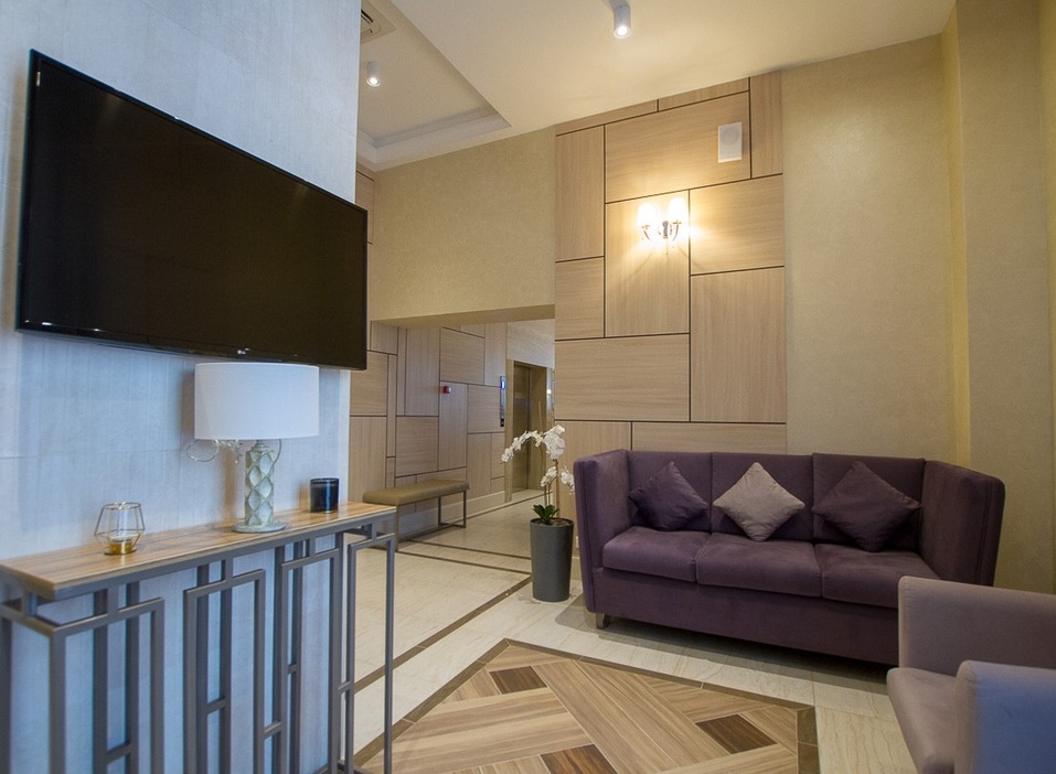 В холлах ЖК Макаровский обустроена мягкая зона для ожидания В холлах ЖК Макаровский обустроена мягкая зона для ожидания