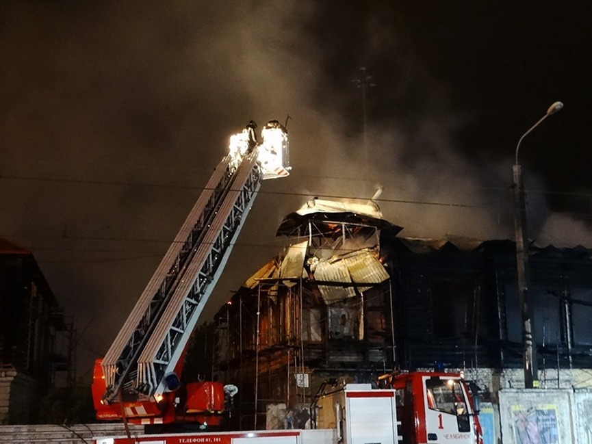 МЧС назвало предварительную версию ночного пожара в старинном особняке в центре Челябинска 1 МЧС назвало предварительную версию ночного пожара в старинном особняке в центре Челябинска 1
