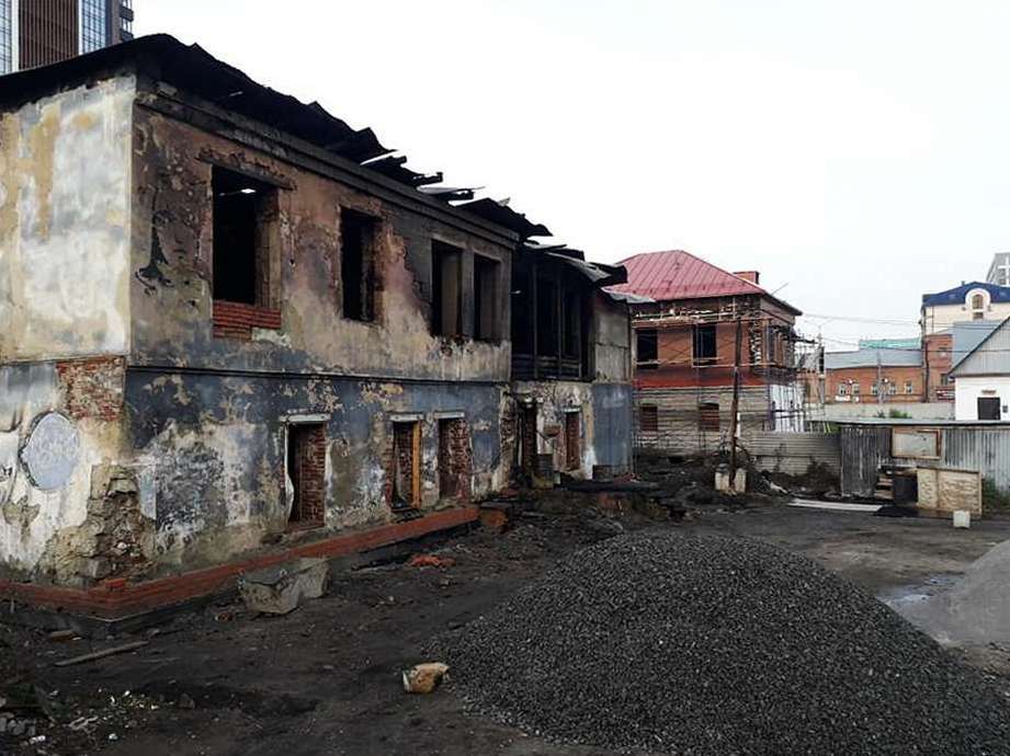 МЧС назвало предварительную версию ночного пожара в старинном особняке в центре Челябинска 2 МЧС назвало предварительную версию ночного пожара в старинном особняке в центре Челябинска 2