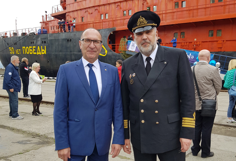 Сергей Дмитриев с капитаном атомохода Дмитрием Лобусовым. Сергей Дмитриев с капитаном атомохода Дмитрием Лобусовым.