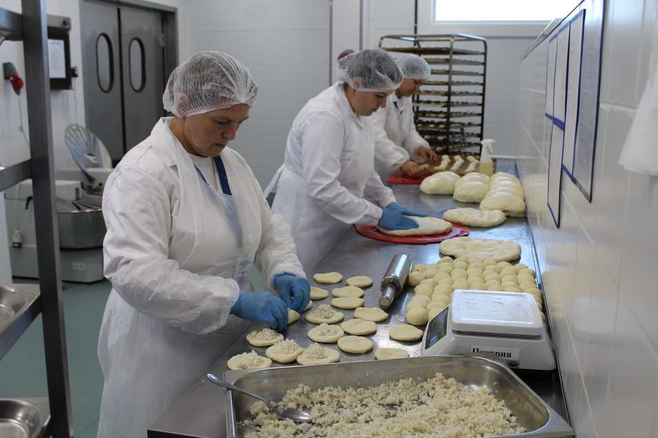 Аэропорт Толмачево запустил новую фабрику бортпитания на 16 тысяч рационов в сутки 12 Аэропорт Толмачево запустил новую фабрику бортпитания на 16 тысяч рационов в сутки 12