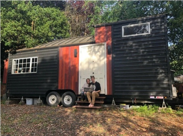 Шалаш на прицепе вместо коттеджа в пригороде. Почему семьи выбирают маленькое жилье 1 Шалаш на прицепе вместо коттеджа в пригороде. Почему семьи выбирают маленькое жилье 1