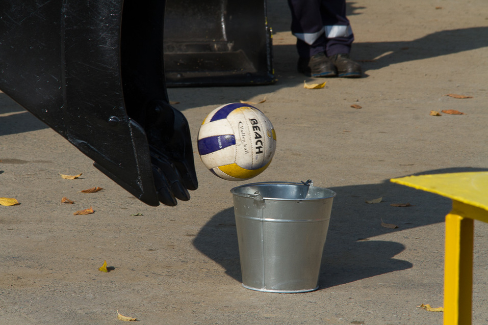 Футбол на экскаваторе Футбол на экскаваторе