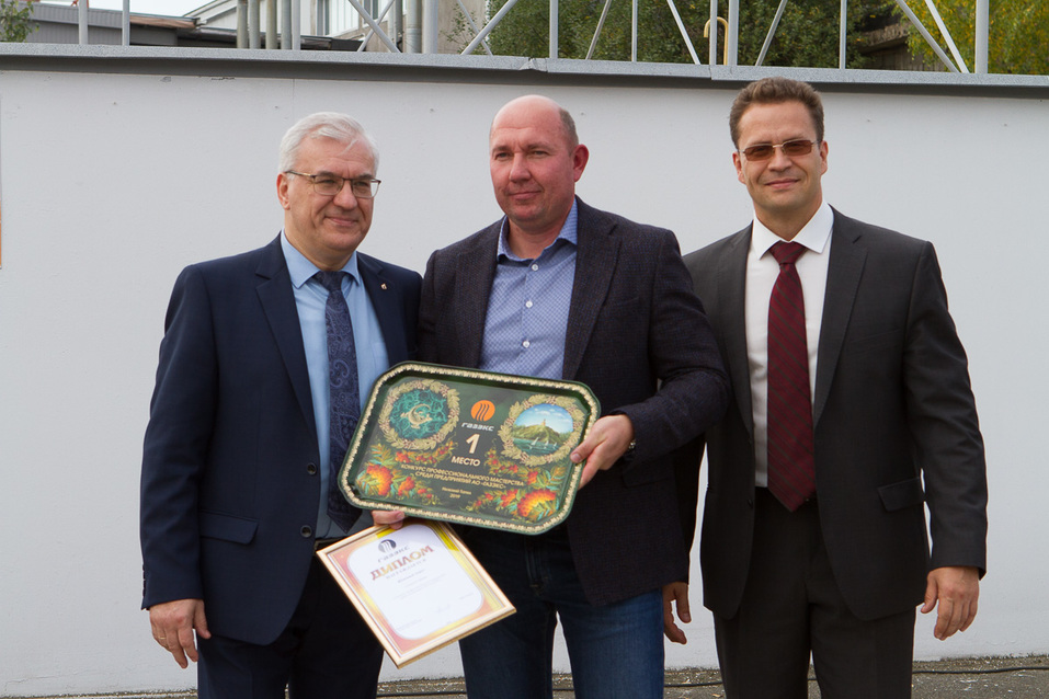 Руководители команд с памятными подносами Руководители команд с памятными подносами