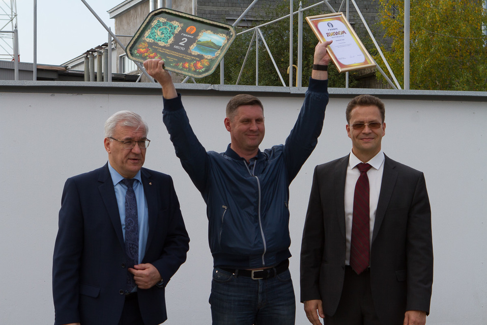 Руководители команд с памятными подносами Руководители команд с памятными подносами