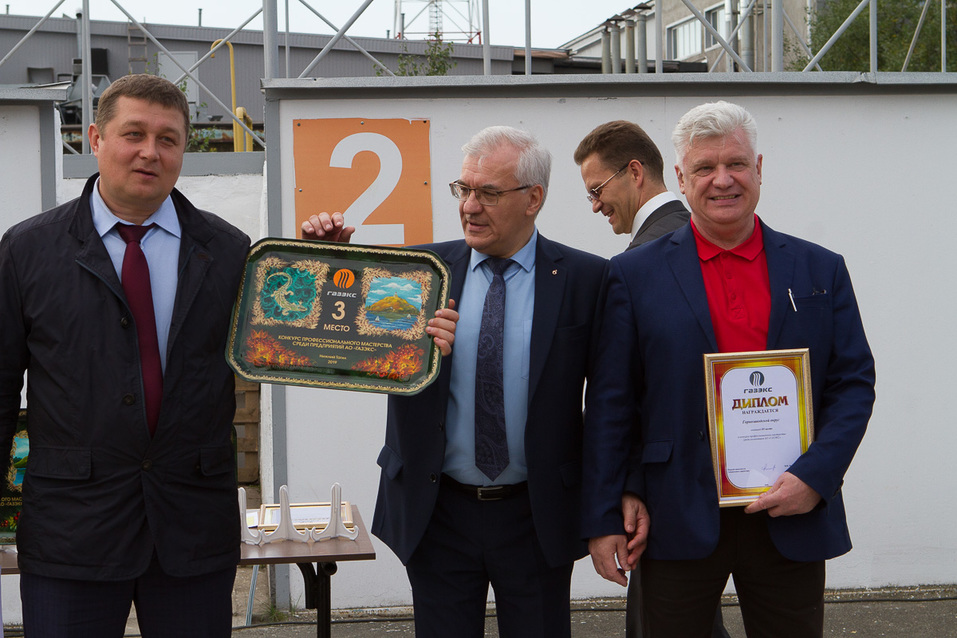 Руководители команд с памятными подносами Руководители команд с памятными подносами