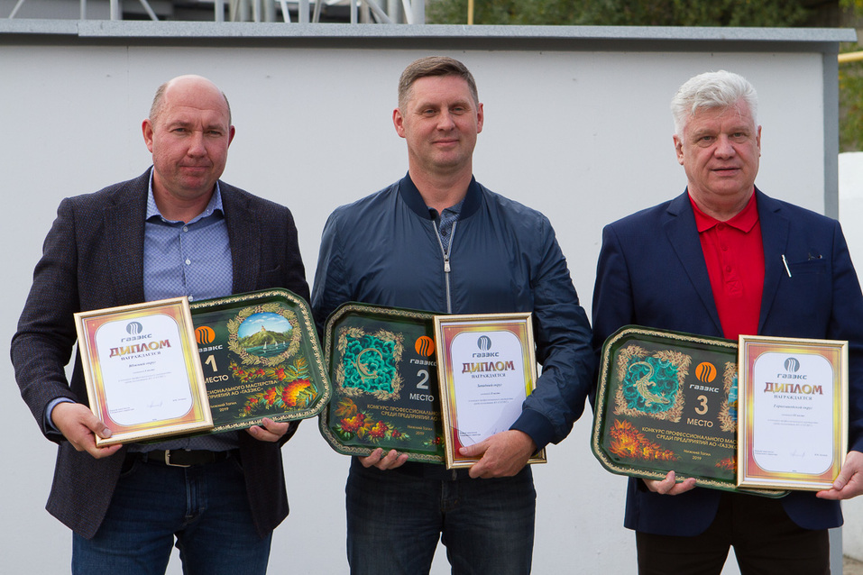 Руководители команд с памятными подносами Руководители команд с памятными подносами