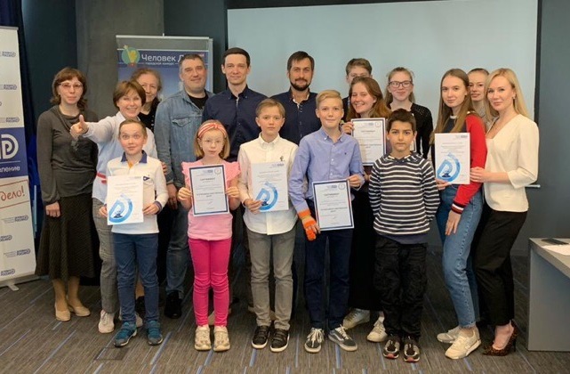 Дети общаются с представителями бизнес-сообщества Дети общаются с представителями бизнес-сообщества