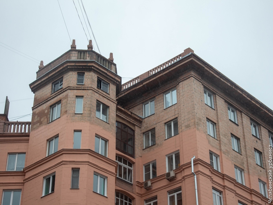 Челябинцы возмущены обновленным фасадом здания на площади Революции 1 Челябинцы возмущены обновленным фасадом здания на площади Революции 1