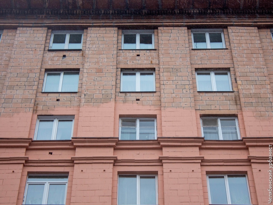 Челябинцы возмущены обновленным фасадом здания на площади Революции 2 Челябинцы возмущены обновленным фасадом здания на площади Революции 2