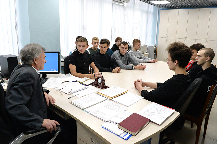 Школьники и студенты Арзамаса побывали «за кулисами» градообразующего предприятия 2 Школьники и студенты Арзамаса побывали «за кулисами» градообразующего предприятия 2