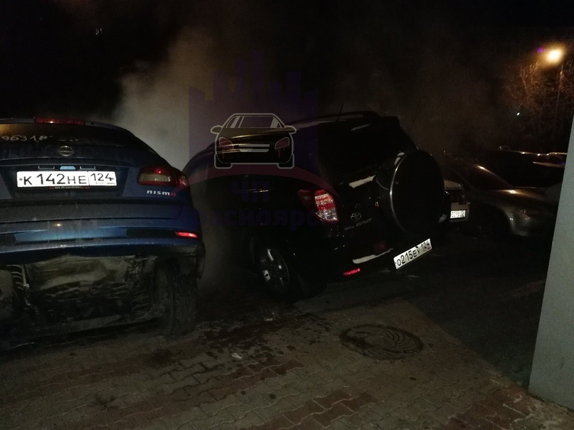 На перекрестке ул. Мичурина-Волгоградская в Красноярске под землю провалился автомобиль 1 На перекрестке ул. Мичурина-Волгоградская в Красноярске под землю провалился автомобиль 1