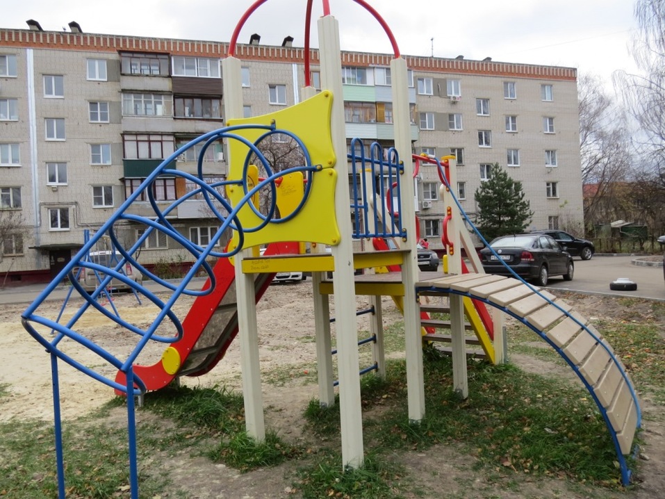 Новая детская площадка и благоустроенный двор появились на улице Лескова 1 Новая детская площадка и благоустроенный двор появились на улице Лескова 1