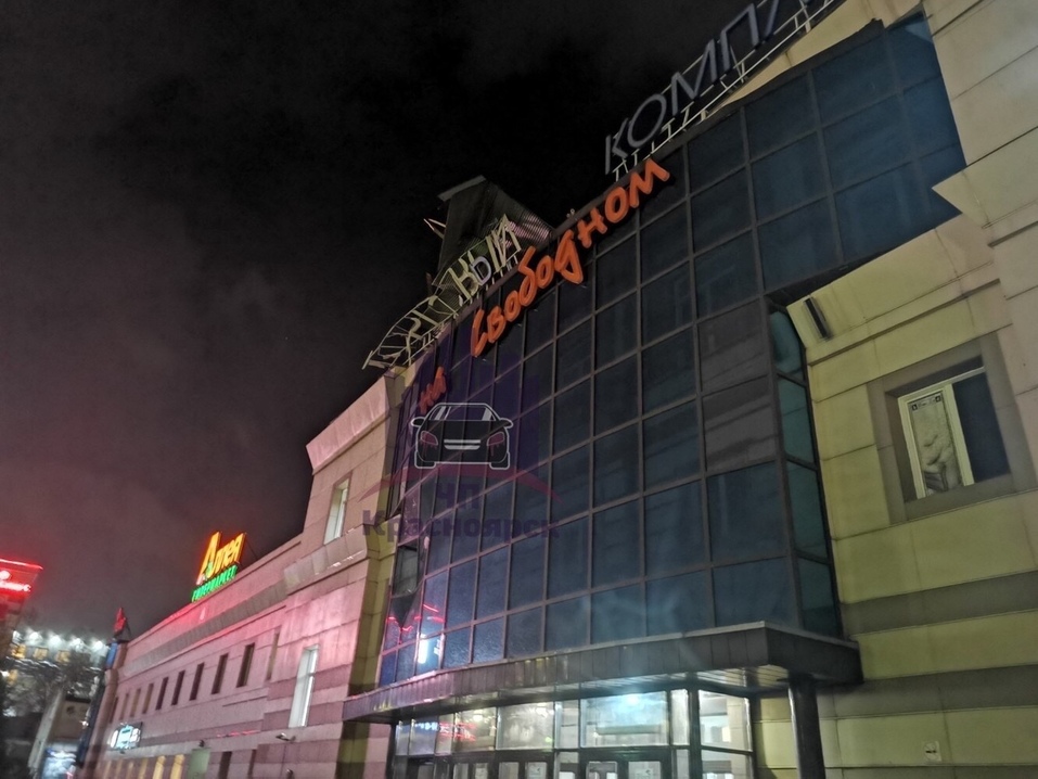 Ураганный ветер в Красноярске сносил крыши и валил деревья 1 Ураганный ветер в Красноярске сносил крыши и валил деревья 1