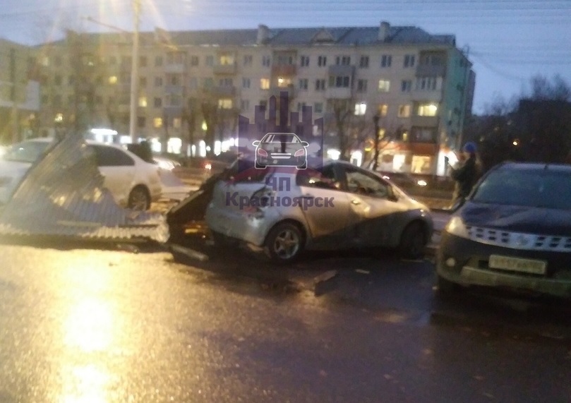 Ураганный ветер в Красноярске сносил крыши и валил деревья 2 Ураганный ветер в Красноярске сносил крыши и валил деревья 2