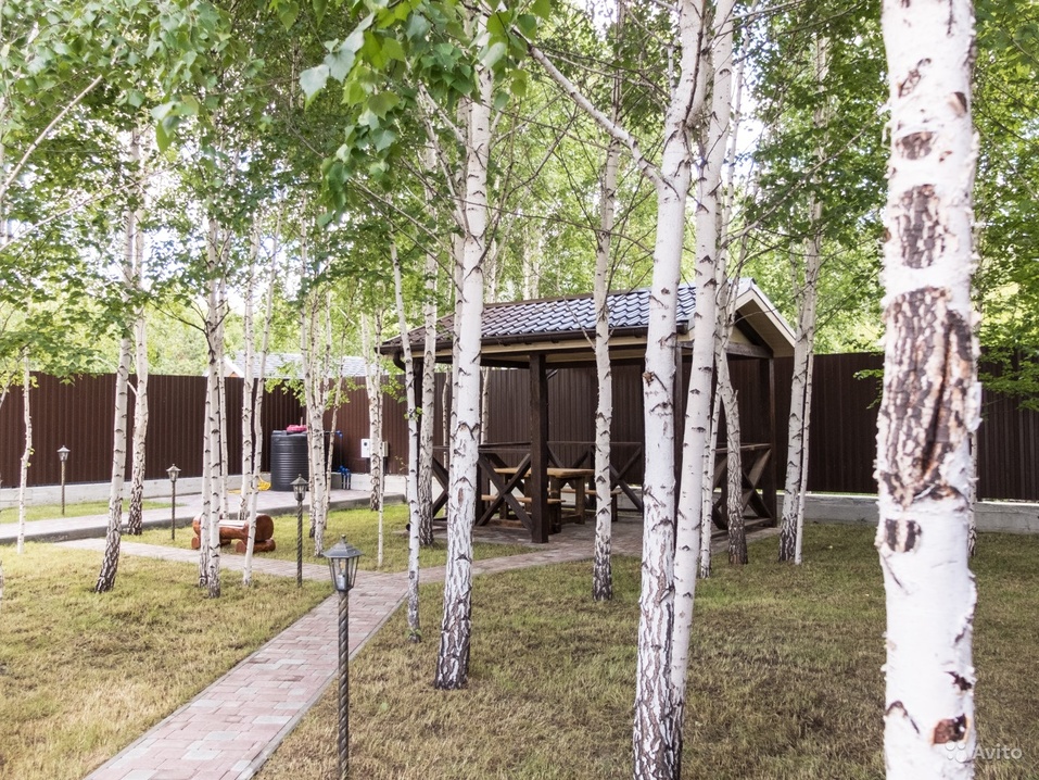 Живи в пригороде: в «Белых росах» продают новые дома с мебелью и благоустроенным участком 8 Живи в пригороде: в «Белых росах» продают новые дома с мебелью и благоустроенным участком 8