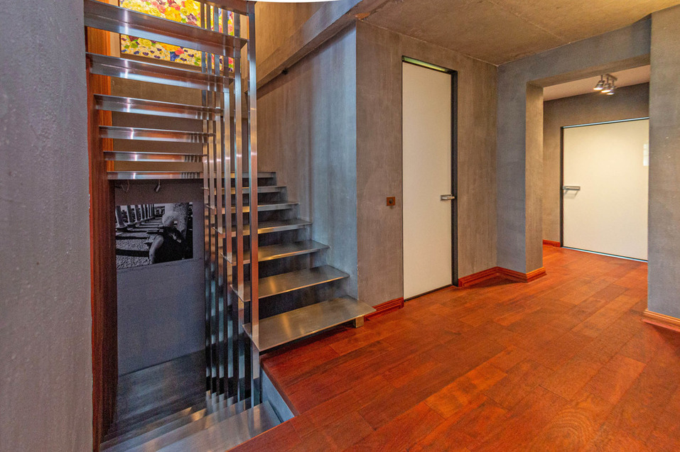 В центре Екатеринбурга продают трехэтажную квартиру с панорамной крышей 4 В центре Екатеринбурга продают трехэтажную квартиру с панорамной крышей 4