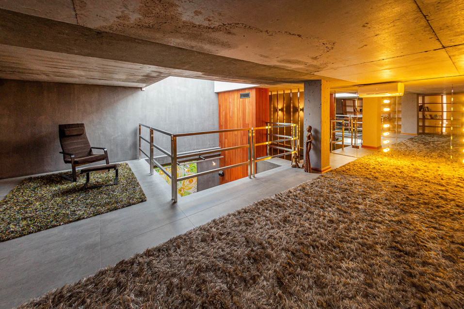 В центре Екатеринбурга продают трехэтажную квартиру с панорамной крышей 3 В центре Екатеринбурга продают трехэтажную квартиру с панорамной крышей 3