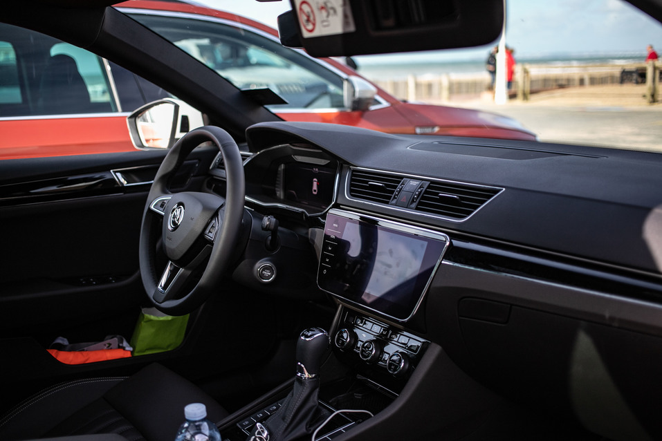 Устрицы, шампанское и Шкода:как журналист DK.RU тестил обновленный Skoda Superb во Франции 12 Устрицы, шампанское и Шкода:как журналист DK.RU тестил обновленный Skoda Superb во Франции 12