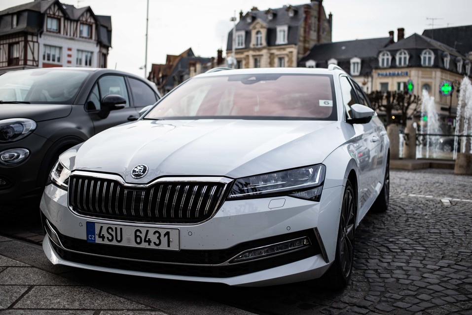 Устрицы, шампанское и Шкода:как журналист DK.RU тестил обновленный Skoda Superb во Франции 18 Устрицы, шампанское и Шкода:как журналист DK.RU тестил обновленный Skoda Superb во Франции 18