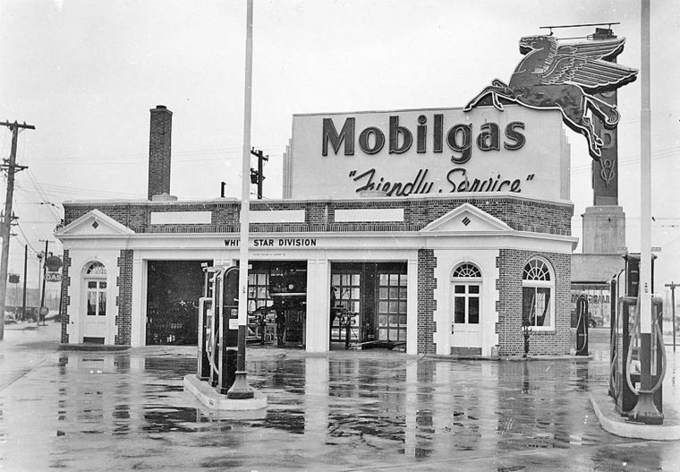 Заправка 20-х годов с фигурой крылатого коня Заправка 20-х годов с фигурой крылатого коня