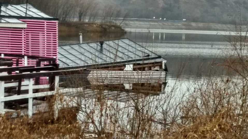 В Нижнем Новгороде затонул дебаркадер. Произошел разлив топлива 2 В Нижнем Новгороде затонул дебаркадер. Произошел разлив топлива 2