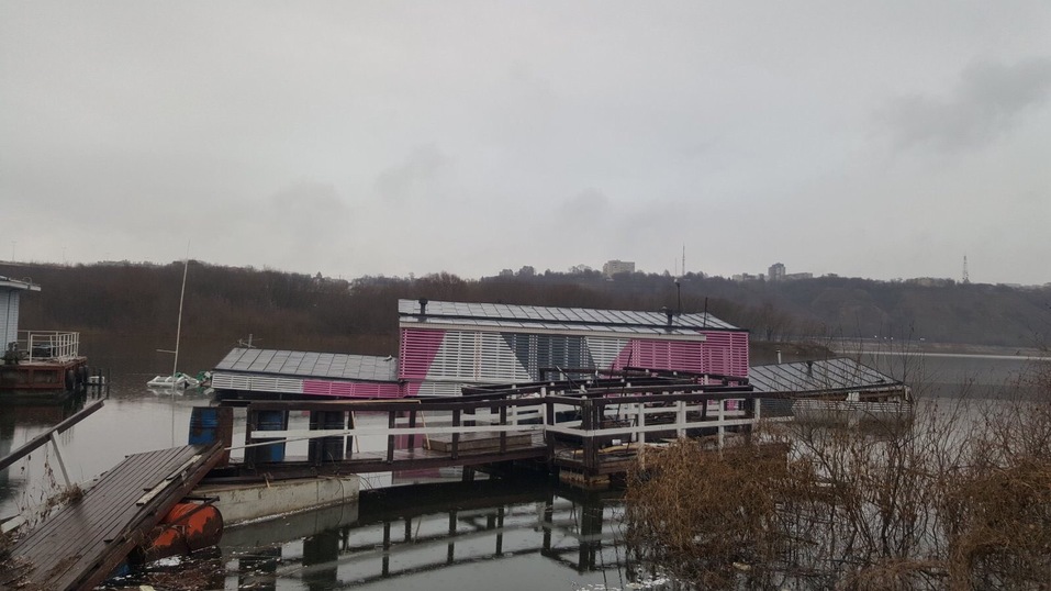 В Нижнем Новгороде затонул дебаркадер. Произошел разлив топлива 3 В Нижнем Новгороде затонул дебаркадер. Произошел разлив топлива 3