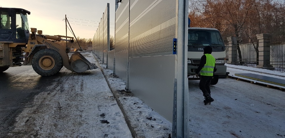 «Гениальное решение!» В Челябинске кладбище огораживают экранами для шумоизоляции 1 «Гениальное решение!» В Челябинске кладбище огораживают экранами для шумоизоляции 1